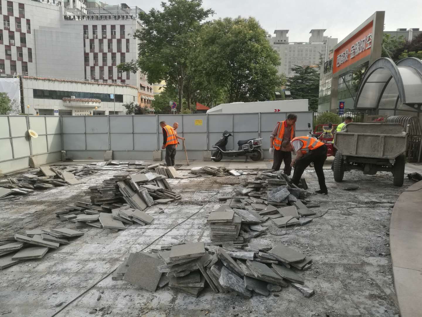 高新二路兴业银行门口拆除石材铺装