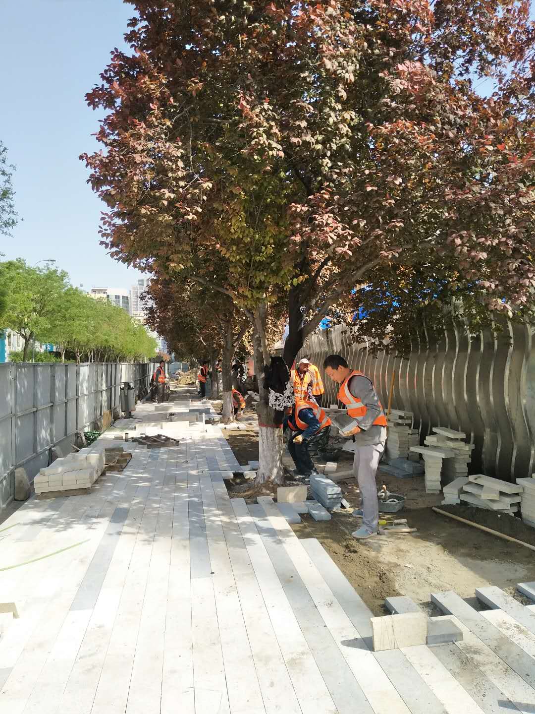 光德路西侧铺石材