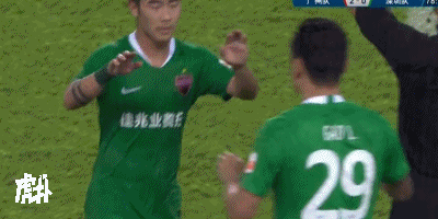 GIF:重回天河!郜林替补登场,点燃球迷激情